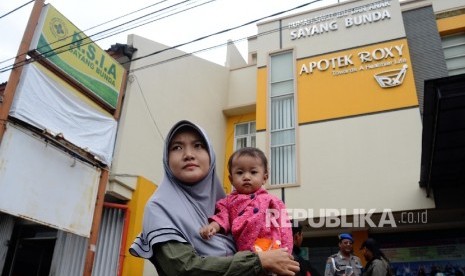 Orang tua korban vaksin palsu mendatangi Rumah Sakit Ibu Anak (RSIA) Sayang Bunda, Babelan, Bekasi, Jawa Barat, Jumat (22/7). (Republika/Yasin Habibi)