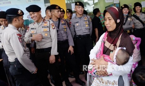 Orang tua korban vaksin palsu mendatangi Rumah Sakit Ibu Anak (RSIA) Sayang Bunda, Babelan, Bekasi, Jawa Barat, Jumat (22/7).(Republika/Yasin Habibi)