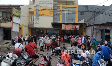 Orang tua korban vaksin palsu mendatangi Rumah Sakit Ibu Anak (RSIA) Sayang Bunda, Babelan, Bekasi, Jawa Barat, Jumat (22/7). (Republika/Yasin Habibi)