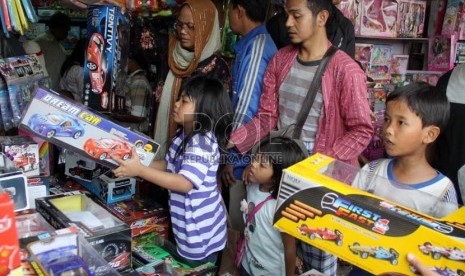  Orang tua memilih mainan untuk anak mereka di Pasar Gembrong, Jatinegara, Jakarta Timur.  (Republika/ Yasin Habibi)