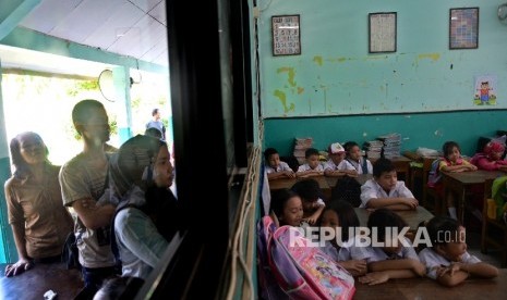 Orang tua mendampingi Murid kelas 1 saat masuk pertama sekolah di SDN Malaka Sari 04 Pagi, Jakarta Timur, Senin (18/7). Hari ini dimulainya tahun ajaran baru 2016/2017 bagi sebagian besar sekolah di Indonesia.