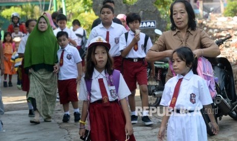 Orang tua mendampingi murid saat hari pertama sekolah di SDN Malaka Sari 04 Pagi, Jakarta Timur, Senin (18/7).Republika/Yasin Habibi