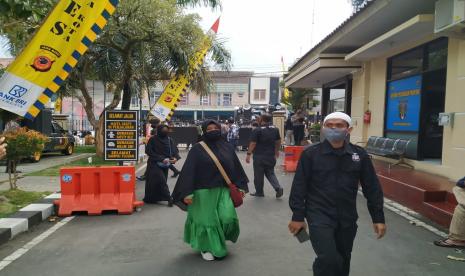 Orang tua santri mendatangi Polresta Tasikmalaya, Jumat (7/8). Kedatangannya untuk menjadi saksi atas kasus dugaan penghinaan yang dilakukan Denny Siregar kepada santri dan pesantren di Kota Tasikmalaya.