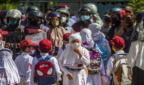 Siti Nadia: Penutupan Sekolah Turunkan Kualitas Pendidikan. Orang tua siswa menjemput anaknya usai mengikuti Pembelajaran Tatap Muka (PTM) di SD Negeri Karang Mekar 5, Banjarmasin, Kalimantan Selatan, Senin (20/9/2021). Pemerintah Kota Banjarmasin melalui Dinas Pendidikan Kota Banjarmasin kembali melaksanakan Pembelajaran Tatap Muka (PTM) untuk semua jenjang pendidikan yakni Pendidikan Anak Usia Dini (PAUD), Sekolah Dasar (SD) dan Sekolah Menengah Pertama (SMP) setelah mendapat izin atau rekomendasi dari Satgas COVID-19 Banjarmasin serta mempertimbangkan Surat Keputusan Bersama (SKB) empat menteri dengan penerapan disiplin protokol kesehatan yang ketat.