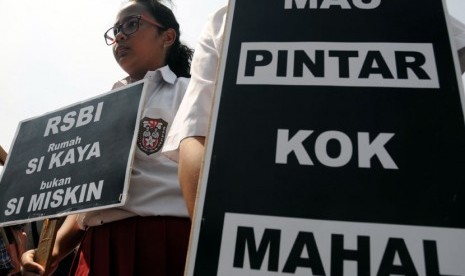  Orang tua siswa, pelajar dan aktivis peduli pendidikan berunjuk rasa menentang biaya pendidikan yang mahal.  (Aditya Pradana Putra/Republika)