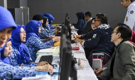 Orangtua dan calon siswa mendaftar Penerimaan Peserta Didik Baru (PPDB) 2019 