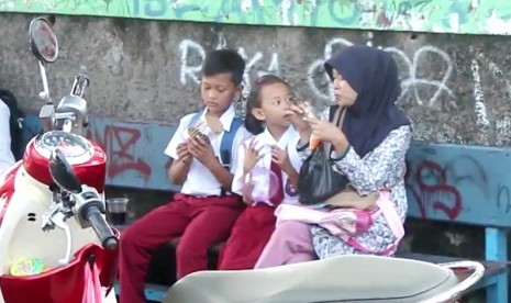 Orantua dan anaknya saat mengantar ke sekolah