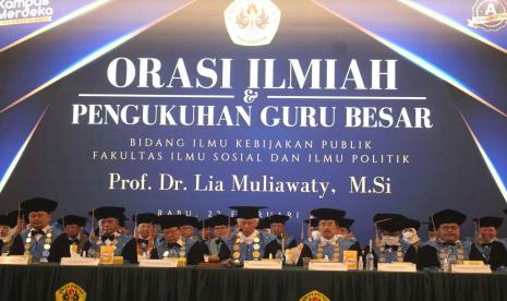 Orasi Ilmiah dan Pengukuhan Guru Besar Bidang Ilmu Kebijakan Publik Fakultas Ilmu Sosial dan Ilmu Politik Unpas, Prof Dr Lia Mulyawati, M.Si di Aula Mandala Saba, Kampus II Unpas, Rabu (22/1).