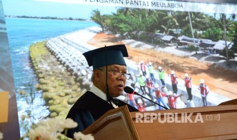 Orasi ilmiah Menteri Pekerjaan Umum dan Perumahan Rakyat (PUPR) M Basuki Hadimuljono dalam Sidang Terbuka Institut Teknologi Bandung (ITB) Penganugrahan Doktor Kehormatan Kepada M Basuki Hadimuljono, di Aula Barat ITB, Kota Bandung, Kamis (16/1).