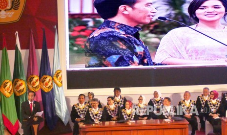 Orasi Ilmiah Presiden RI Joko Widodo pada puncak perayaan Dies Natalis ke-60 Unversitas Padjadjaran (Unpad), di Graha Sanusi Hardjadinata, Kampus Unpad, Kota Bandung, Senin (11/9). 