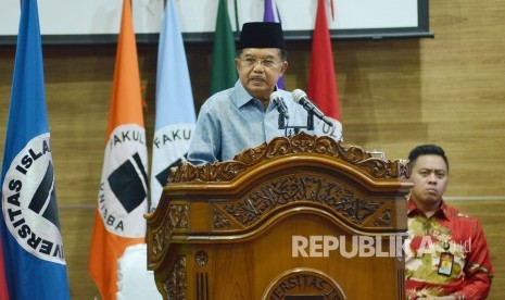 Orasi ilmiah Wakil Presiden RI Muhammad Jusuf Kalla pada Sidang Terbuka Senat Universitas Islam Bandung (Unisba) dalam rangka Milad ke-60 Unisba, di Aula Unisba, Kota Bandung, Sabtu (17/11).