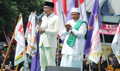 Orasi politik pasangan calon gubernur dan wakil gubernur Jawa Barat Ridwan Kamil dan Uu Ruzhanul Ulum, di pelataran parkir Stadion Sidolig, Kota Bandung, Kota Bandung, Selasa (9/1).