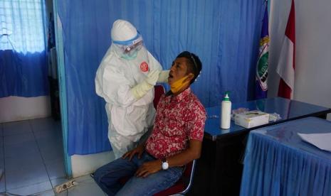 Organda Sumbar fasilitasi pengambilam swab gratis untuk sopir angkutan umum di Kantor Organda Sumbar, Selasa (23/6).