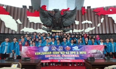 Organisasi mahasiswa BSI melakukan kunjungan studi ke gedung DPR RI. 