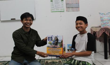 Organisasi Mahasiswa (Ormawa) Universitas BSI (Bina Sarana Informatika) kampus Sukabumi sukses menggelar acara Semarak Ramadhan Ormawa UBSI 2021 dengan memberikan santunan ke Yayasan Yatim Panti Asuhan Muslimin Sukmawinata yang bertempat di Jalan Jenderal Sudirman nomor 64, Benteng, Kecamatan Warudoyong, kota Sukabumi. Tema yang diusung dalam kegiatan ini adalah Sucikan Hati Dengan Berbagi, Rabu (28/4).