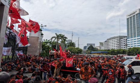 Organisasi masyarakat (ormas) Pemuda Pancasila (PP) menggelar aksi menuntut permintaan maaf Wakil Ketua Komisi II DPR Junimart Girsang di depan Gedung DPR, Kompleks Parlemen, Jakarta, Kamis (25/11).