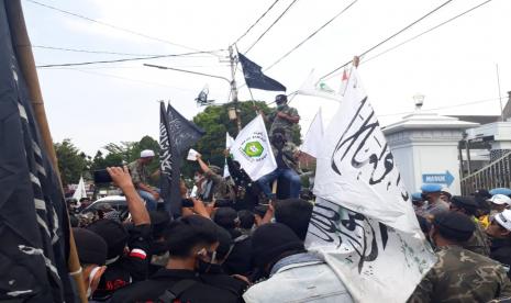 Ormas Islam di Sukabumi Demo Kecam Macron. Ormas Gerakan Reformis Islam (Garis) Sukabumi Raya berdemo mengecam Presiden Prancis Emmanuel Macron yang menghina Islam dan Nabi Muhammad SAW di Balai Kota Sukabumi, Rabu (4/11)