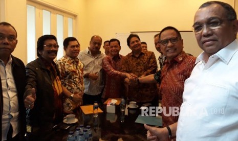 Ormas Partai Golkar MKGR memberikan dukungan kepada politikus Partai Golkar yang kini menjabat Menteri Perindustrian Airlangga Hartanto sebagai calon Ketua umum Partai Golkar.