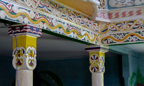 Ornamen di sebuah masjid kayu di dusun Dghvani, Georgia. Fasadnya hampir tidak dapat dibedakan dari rumah kayu tradisional berlantai dua. Menyelamatkan Masjid Kayu di Georgia