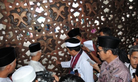 Ornamen segitiga yang disebut simbol Zionis di Masjid Raya Sumbar, Ahad (31/5).