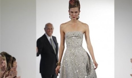 Oscar de la Renta stands in the back during a fashion show in 2013. (File)