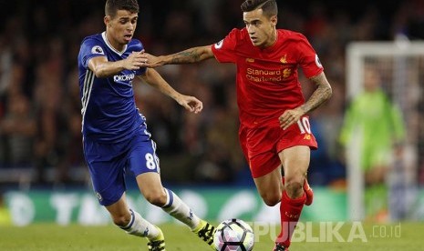 Oscar (kiri) membayangi Philippe Coutinho (kanan) dalam laga English Premier League di Stamford Bridge, London (17/9).