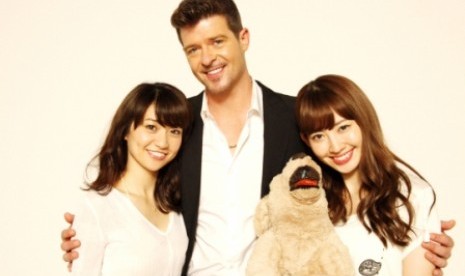 Oshima Yuko & Kojima Haruna bersama Robin Thicke