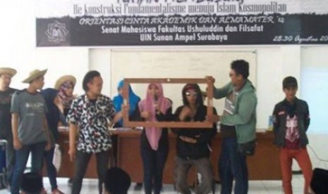 Ospek Fakultas Ushuluddin dan Filsafat UIN Sunan Ampel bertema 'Tuhan Membusuk'