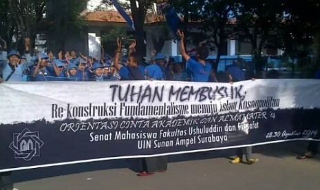 Ospek mahasiswa baru Fakultas Ushuluddin dan Filsafat Universitas Islam Negeri (UIN) Sunan Ampel, Surabaya.