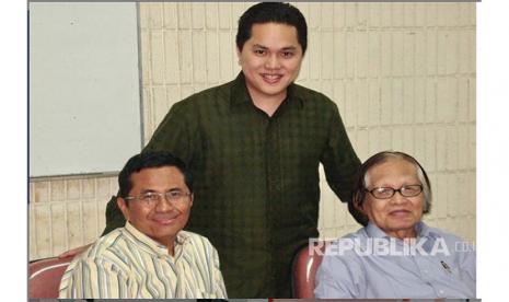 oto ini diambil sudah cukup lama, ketika saya bersama Alm Pak Jakob Oetama dan Pak Dahlan Iskan @dahlaniskan19 . Kedua figur ini adalah mentor saya di industri media.  Hari ini saya sangat berduka. Selamat jalan Pak Jakob, terima kasih telah banyak memberikan ilmu yang sangat berguna.