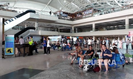 Otoritas Bandara Internasional I Gusti Ngurah Rai memastikan seluruh penumpang rute internasional dan domestik yang sempat tertunda setelah erupsi ketiga Gunung Agung Sabtu (25/11) malam telah diberangkatkan Ahad (26/11) pagi.