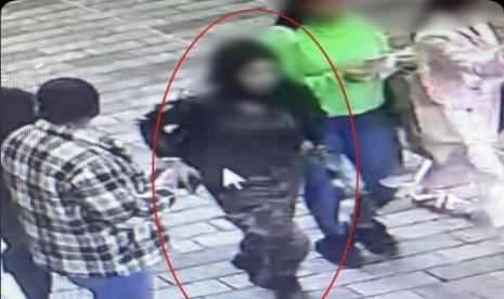 Otoritas berwenang Turki sedang mencari perempuan yang meninggalkan tas, diduga berisi bom di kawasan Taksim, Istanbul, Ahad (13/11/2022).