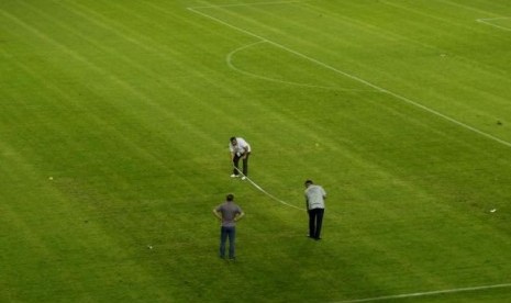 Otoritas HNS tengah memeriksa bagian lapangan Stadion Poljud yang memperlihatkan lambang swastika