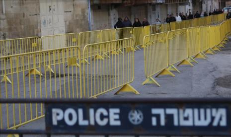 Otoritas Israel menutup Masjid Ibrahimi yang menjadi titik konflik di kota Hebron, Tepi Barat, Senin (2/10/2023). Mereka hanya membukanya bagi pemukim untuk menandai hari raya Yahudi, Sukkot.