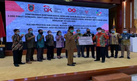 Otoritas Jasa Keuangan bersama Industri Jasa Keuangan menggalang dana untuk membantu korban bencana banjir di Kalimantan Selatan. Bantuan diserahkan langsung oleh Kepala OJK Regional 9 Kalimantan, Riza Aulia Ibrahim kepada Gubernur Kalimantan Selatan, Sahbirin Noor di Gedung Mahligai Pancasila, Banjarmasin. Hadir dalam kesempatan itu Pimpinan Wilayah, Pimpinan Cabang, dan Ketua