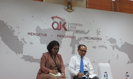 Otoritas Jasa Keuangan menyampaikan perkembangan terkini terkait fintech lending ilegal, di Kantor OJK, Lapangan Banteng, Jakarta Pusat, Rabu (13/2).