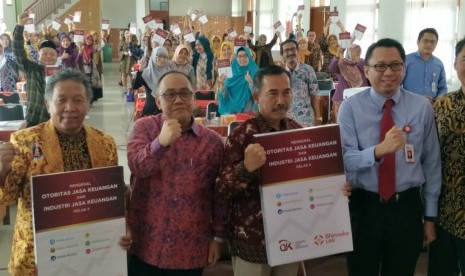 Otoritas Jasa Keuangan (OJK) menggelar edukasi bagi guru ekonomi tingkat SMA se-Jabar di SMA 10 Bandung, Jalan Cikutra, Kamis (15/11)