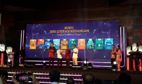 Otoritas Jasa Keuangan (OJK) menggelar kegiatan AKSiMUDA 2019 dengan tema “Menabung Untuk Semua” yang dihadiri oleh mahasiswa dari 47 universitas di Indonesia. Kegiatan digelar di Auditorium BPPT Jakarta Pusat, Selasa (30/7).