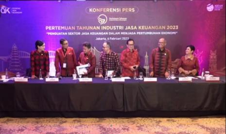 Otoritas Jasa Keuangan (OJK) menggelar konferensi pers Pertemuan Tahunan Industri Jasa Keuangan 2023 secara virtual, Senin (6/2/2023). 