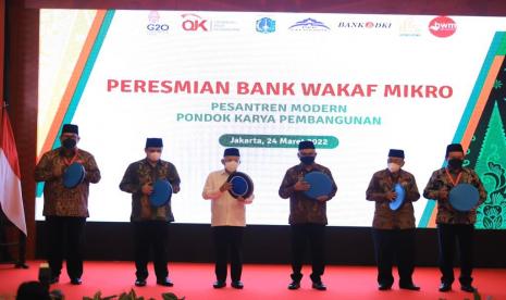 Otoritas Jasa Keuangan terus berkomitmen mendukung kebijakan pemerintah dalam memperluas akses keuangan masyarakat melalui pengembangan dan penyediaan akses permodalan sektor UMKM di Indonesia. Salah satu upaya tersebut melalui pendirian Bank Wakaf Mikro (BWM) yang bertujuan untuk memberdayakan usaha mikro kecil masyarakat di sekitar lingkungan pesantren.