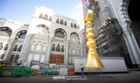 Otoritas Umum untuk Perawatan Dua Masjid Suci telah memasang bulan sabit terakhir Masjidil Haram tepatnya di menara Gerbang Al-Fatah. 