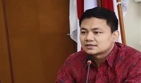 Wakil Ketua KIP Arya Sandhiyudha. Arya Sandhiyudha menilai salinan putusan perceraian antara figur publik Ria Ricis dan Teuku Ryan merupakan informasi terbuka.