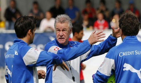 Ottmar Hitzfeld (tengah) 