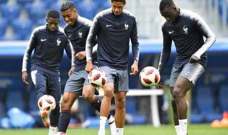 Ousmane Dembele dari Prancis, Presnel Kimpembe, Raphael Varane dan Benjamin Mendy dari Prancis, dari kiri, berlatih selama pelatihan resmi Prancis pada malam pertandingan semifinal antara Prancis dan Belgia di Piala Dunia 2018 sepak bola di St Petersburg Stadium di St. Petersburg, Rusia, Senin, 9 Juli 2018.