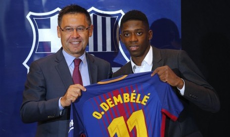 Ousmane Dembele (kanan) bersama Presiden Barcelona Josep Maria Bartomeu.