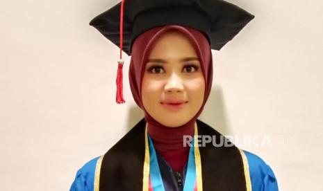 Ovlilia Putri, lulusan cum laude dari Program Studi Sistem Informasi Akuntansi Universitas BSI (Bina Sarana Informatika) Kampus Solo.