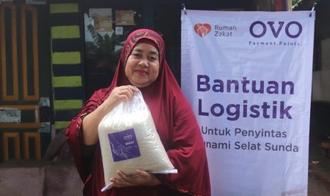 OVO bekerjasama dengan Rumah Zakat mendistribusikan bantuan untuk masyarakat terdampak tsunami di Kelurahan Kanyere, Pandeglang Rabu (9/1). 