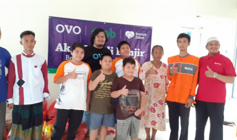     Ovo bersama Rumah Zakat bersinergi dalam Program Peduli Banjir Bekasi.