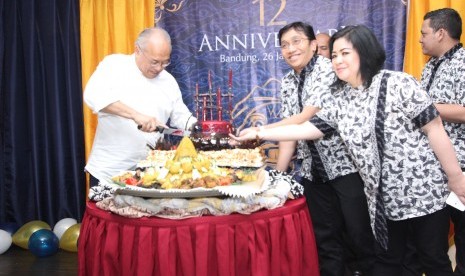 Owner, GM, beserta sejumlah staf Aston Braga Hotel and Residence Bandung memotong tumpeng dalam Anniversary Aston Braga Hotel and Residence ke-12 di Tos Raos Café, Kota Bandung, belum lama ini.