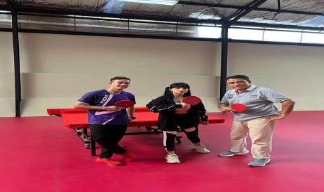 Owner Manggung Table Tennis Center M Reza Pahlevi (paling kanan) bersama artis Dinar Candy dan pelatih tenis meja nasio al Yon Mardiono (paling kiri) saat mencoba lapangan tenis meja. 